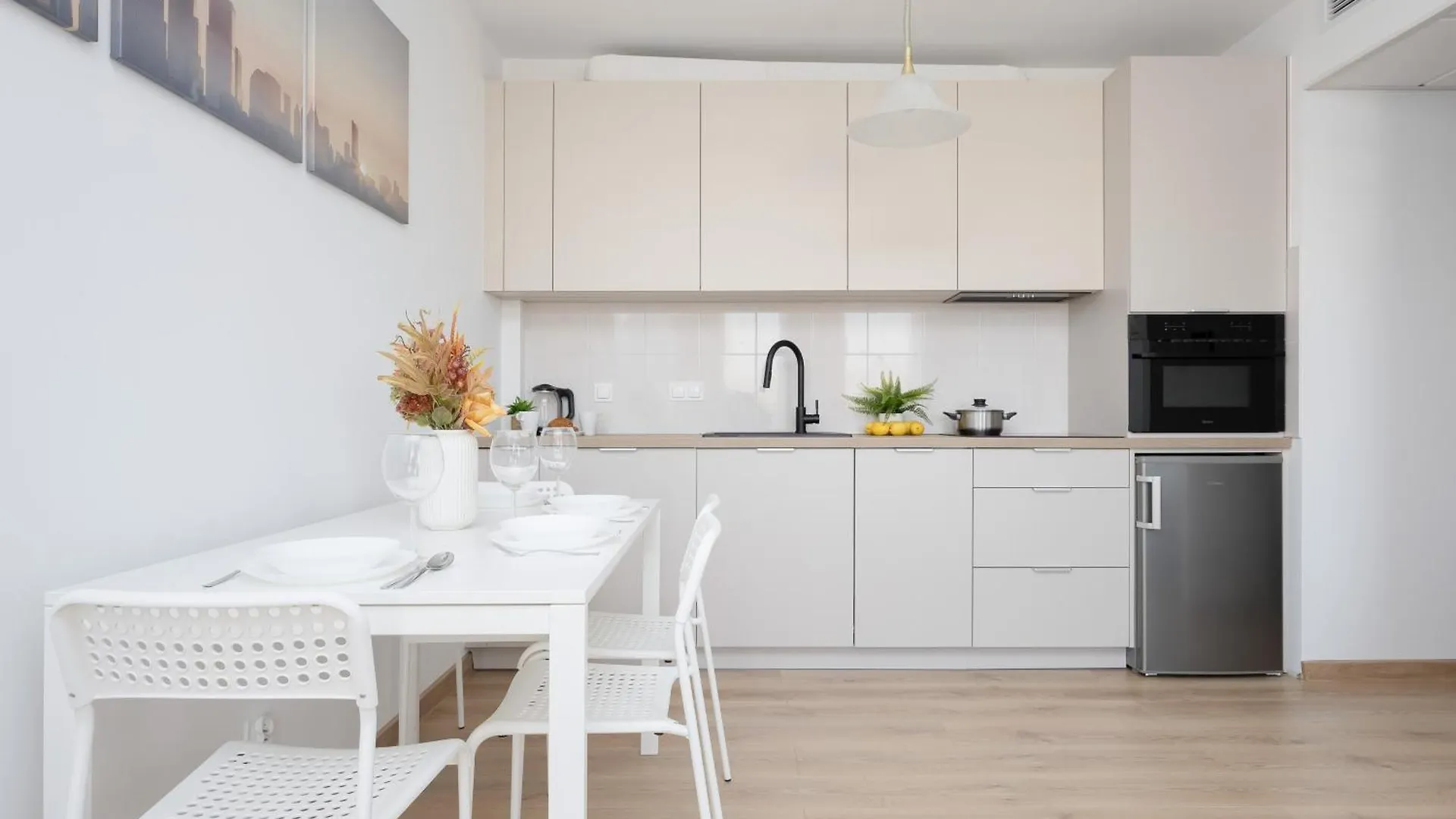 Air Conditioned Apartment In Warsaw With Parking, Desk And Balcony By Noclegi Renters Poland