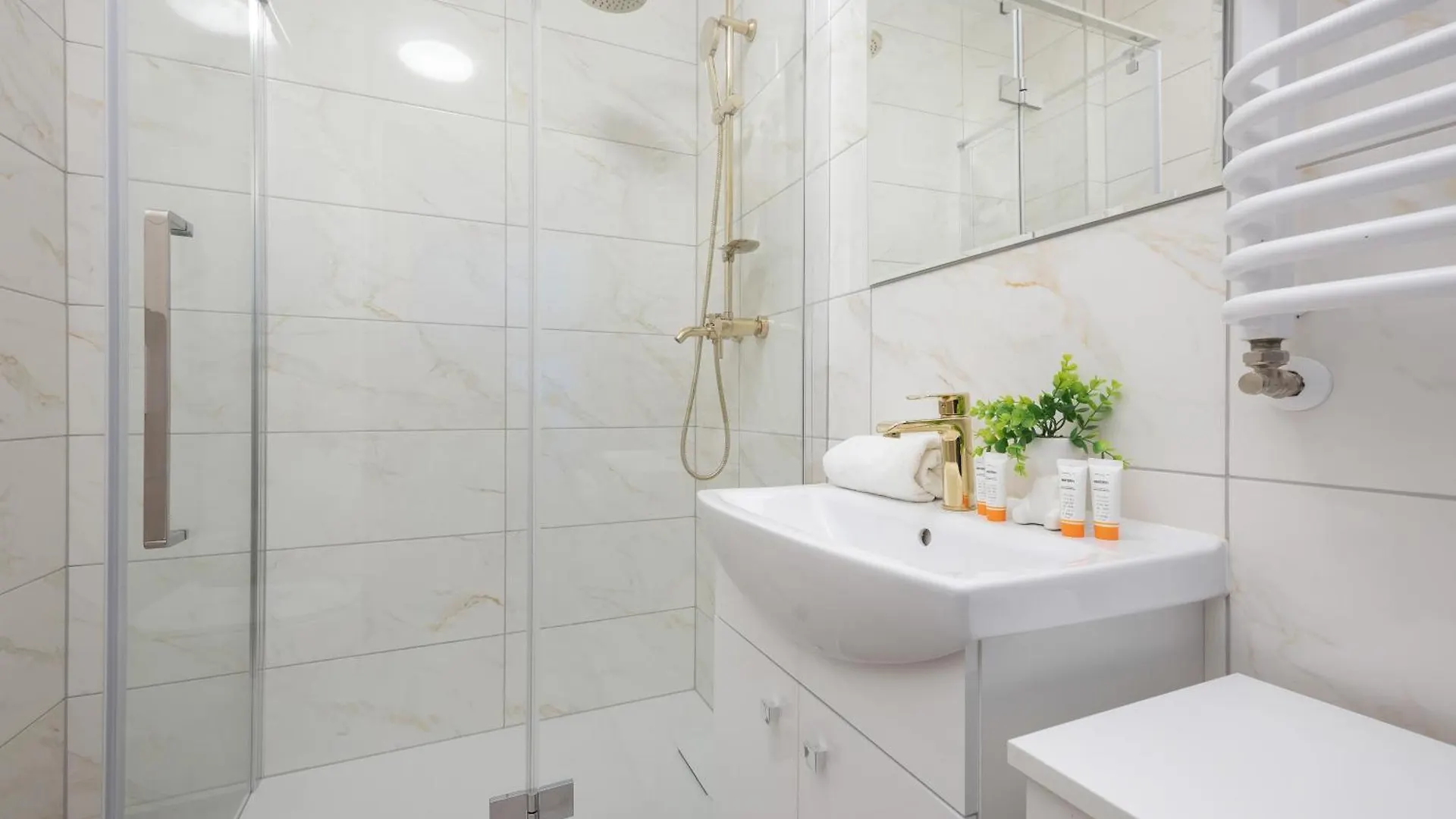 Air Conditioned Apartment In Warsaw With Parking, Desk And Balcony By Noclegi Renters 0*,