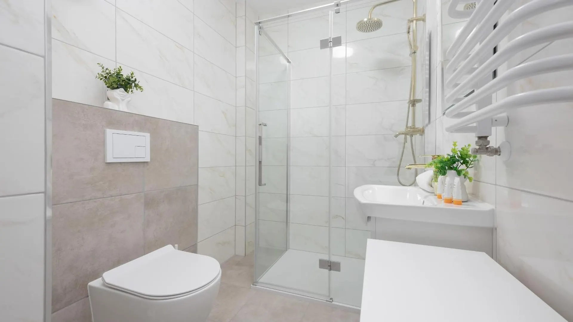 Air Conditioned Apartment In Warsaw With Parking, Desk And Balcony By Noclegi Renters