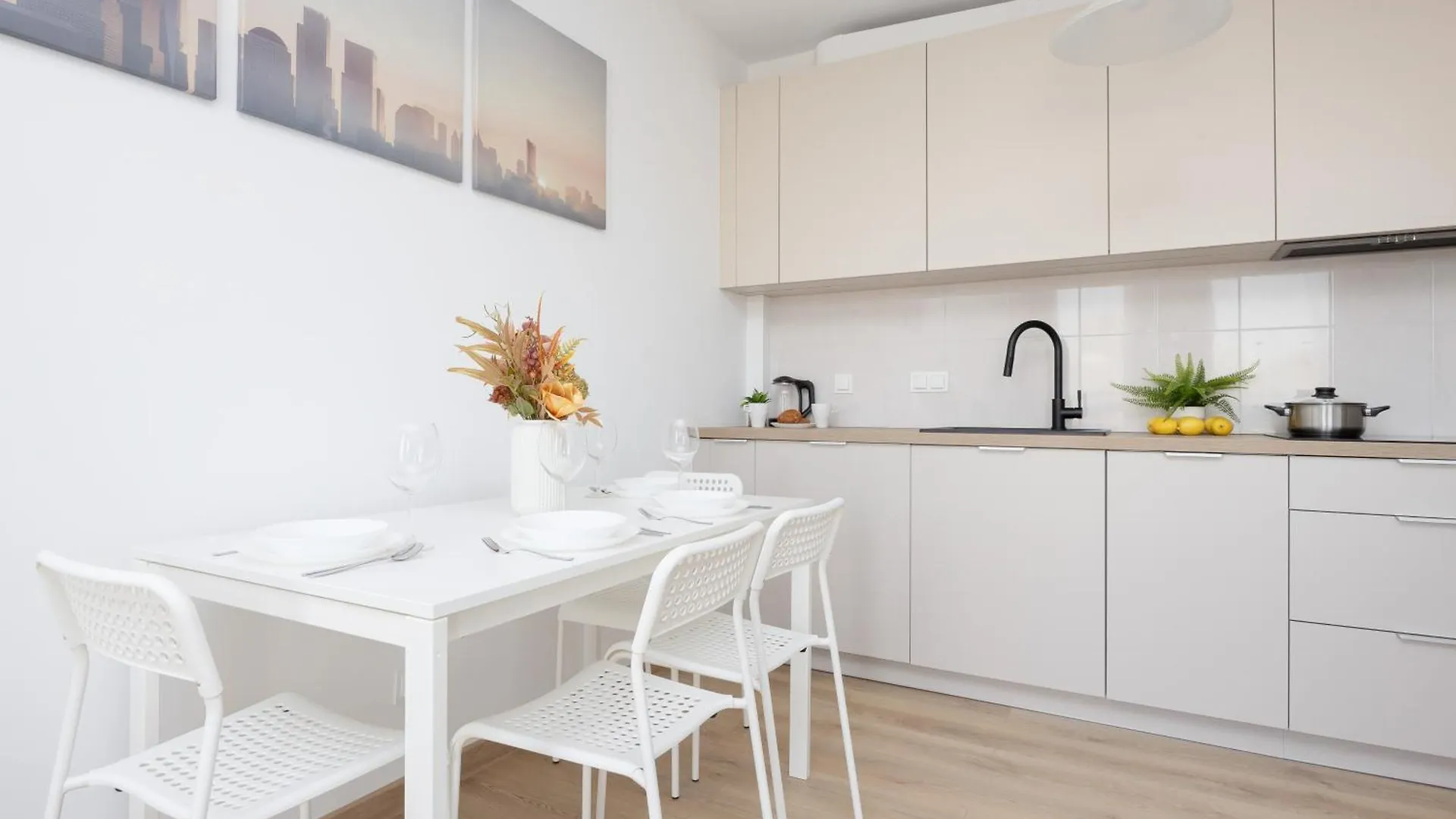 Air Conditioned Apartment In Warsaw With Parking, Desk And Balcony By Noclegi Renters